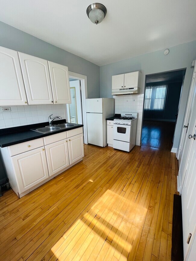 Foto del edificio - 5852 W Higgins Ave