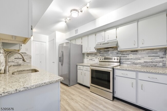 Building Photo - 850 Main St