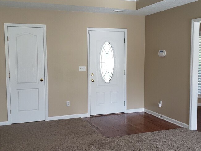 Building Photo - Rent Ready in New Market