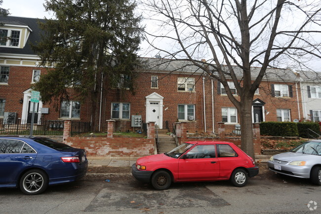 Building Photo - 1822 C St SE