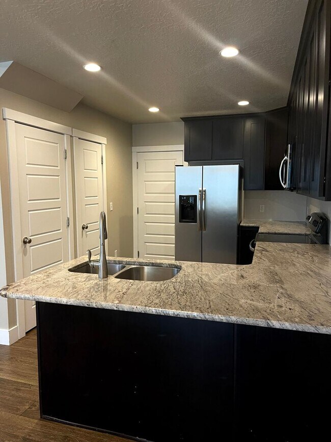 Building Photo - Beautiful townhome near Thanksgiving Point for rent