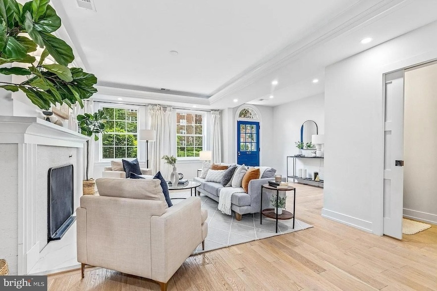 Foto principal - 3525 16th St NW