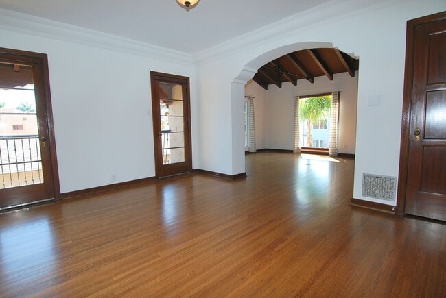 Building Photo - 122-124 Nieto