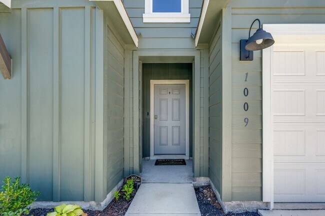 Foto del edificio - 4-BEDROOM NEW CONSTRUCTION IN SWENSON HEIG...