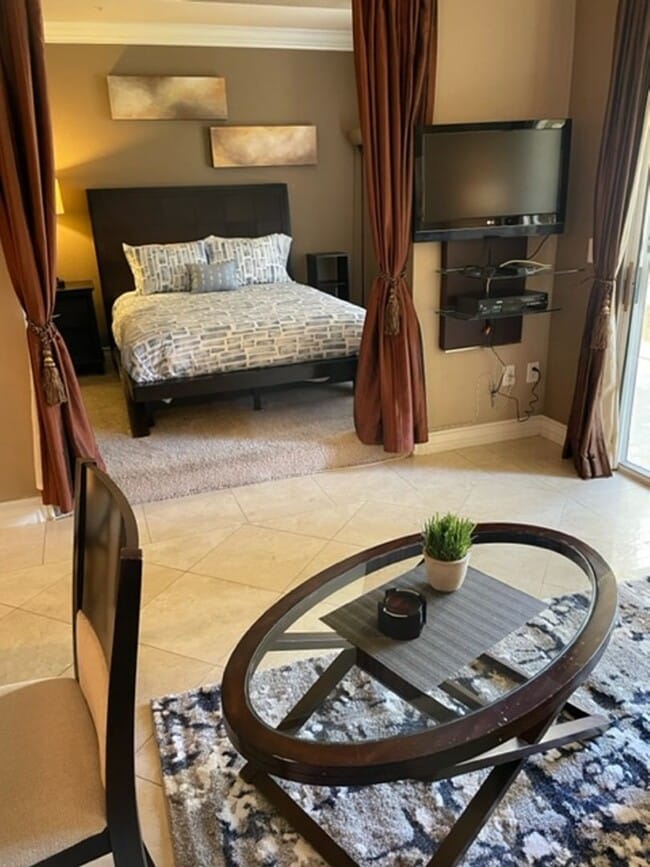 Building Photo - Meridian STUDIO Condo Fully Furnished near...