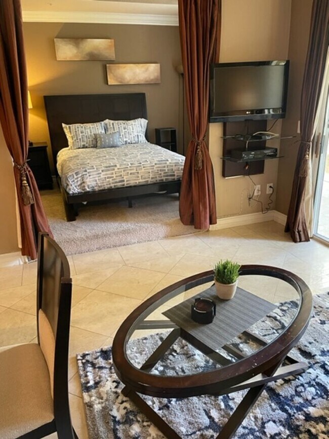 Foto del edificio - Meridian STUDIO Condo Fully Furnished near Main Pool-Lush Green trees in Resort Style Community.