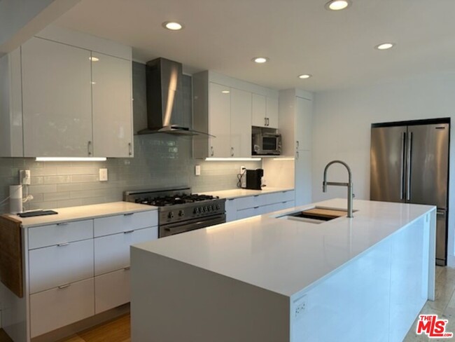 Building Photo - 4170 Del Mar Ave