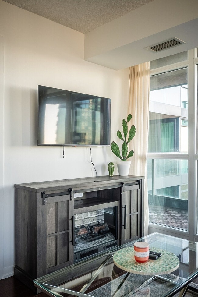 Building Photo - 211 Fort York Blvd