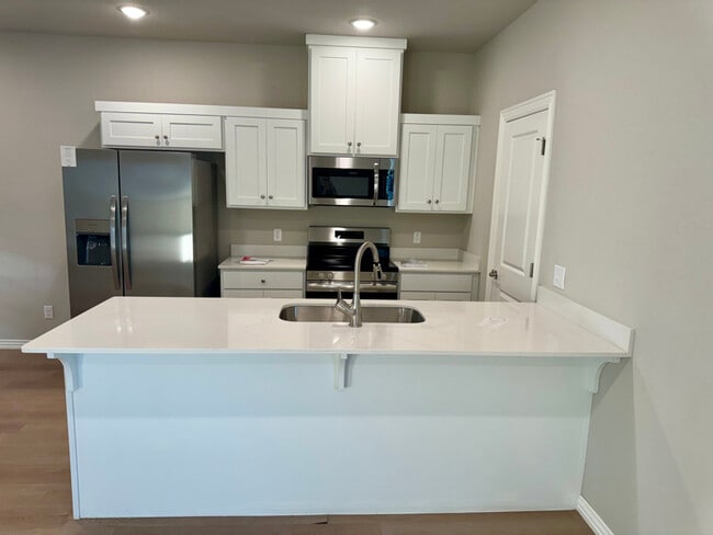 Building Photo - 1802 SW Poigai Wy