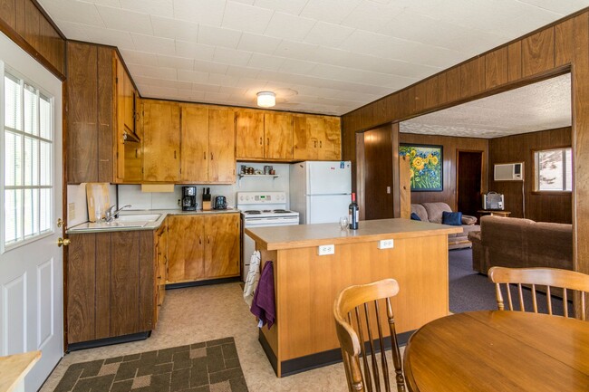 Building Photo - Cabin on the Lake!! Fully furnished 5-bedr...