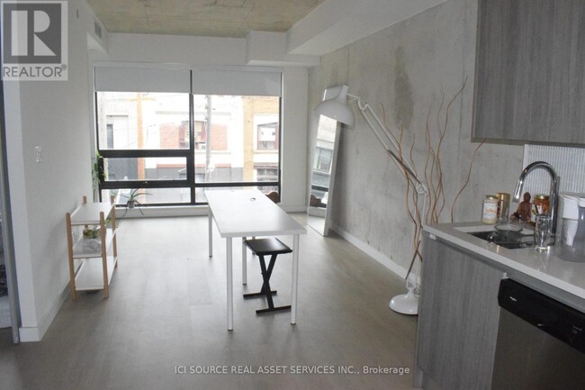 Photo du bâtiment - 246-246 Logan Ave