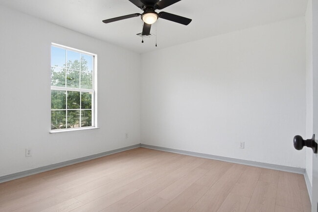 Photo - 1305 Bellevidere Dr House