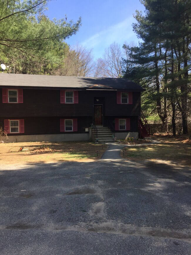 89 Lawrence Rd, Salem, NH 03079 Room for Rent in Salem, NH