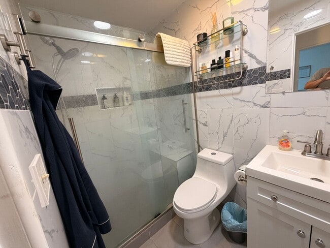 Building Photo - Spacious Westside 2 Bedroom with Balcony, Upgraded Bathrooms & 2 Gated Parking Spaces