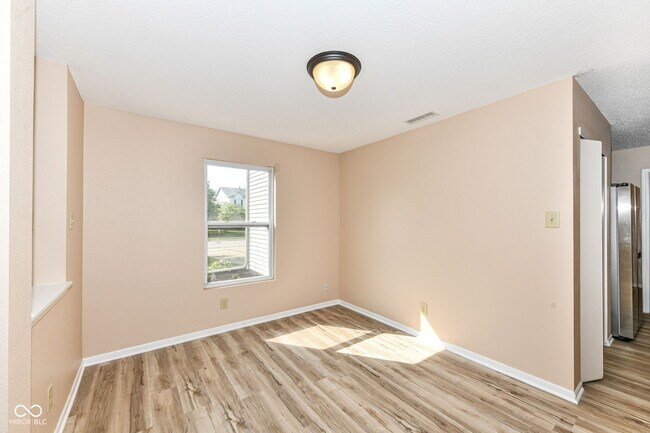 Foto del edificio - 1155 Redwood Dr