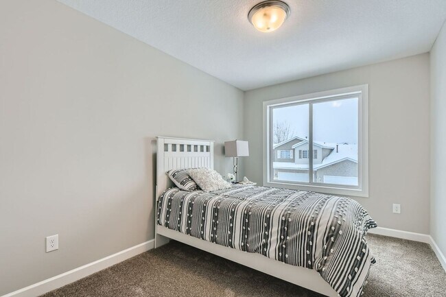 Foto del edificio - End Unit Brand New Townhome