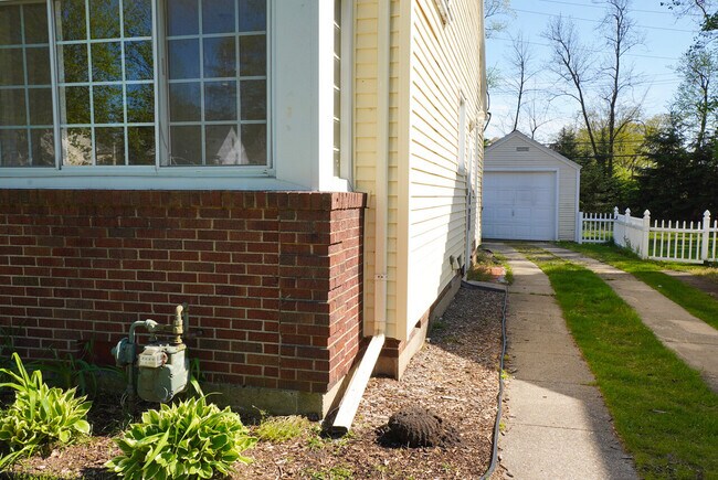 Building Photo - 1726 Sunnymede