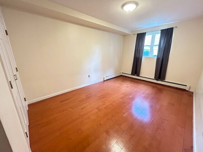 Building Photo - 3062 Roberts Ave