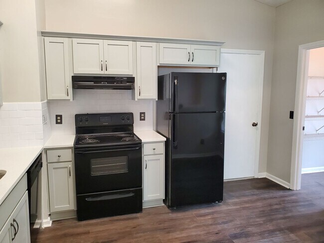 Building Photo - 3 bedroom, 2 bath off of White Bluff!