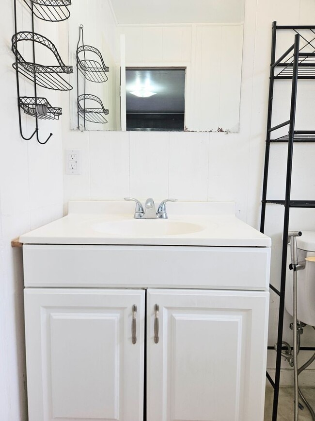 Building Photo - Lower Nuuanu 3 Bedroom 1.5 Bathroom Quiet cul-de-sac Single Family Home with 2 Parking Spaces