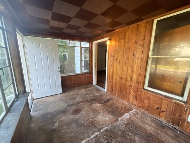 Building Photo - Upgraded 3 Bed 1 Bath Home off Oak Ave For...