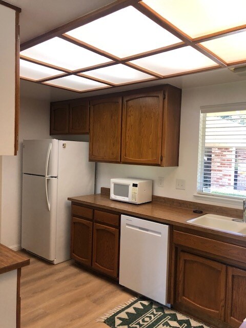 Building Photo - 302 Valley Oaks Dr