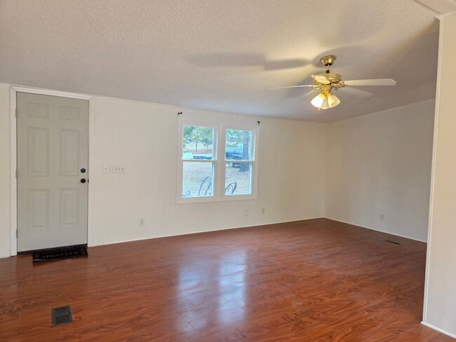 Foto del edificio - 3 bedroom mobile home in Iron Station