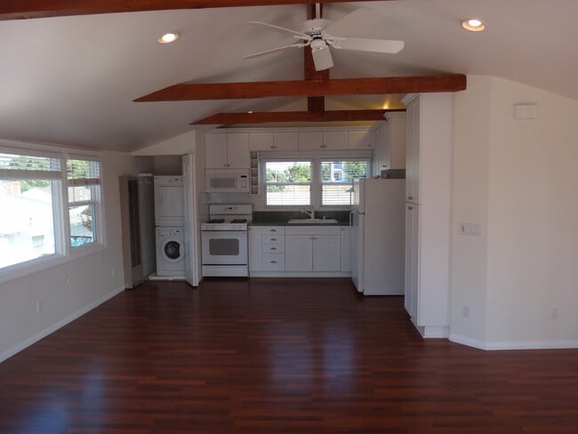 Building Photo - 631 S Clementine St