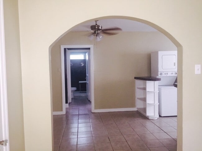 Building Photo - 615 Monroe St