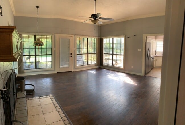 Building Photo - 310 Elaine Dr