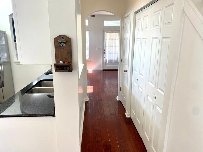 Building Photo - Charming 3-Bedroom Home for Rent in Prime ...