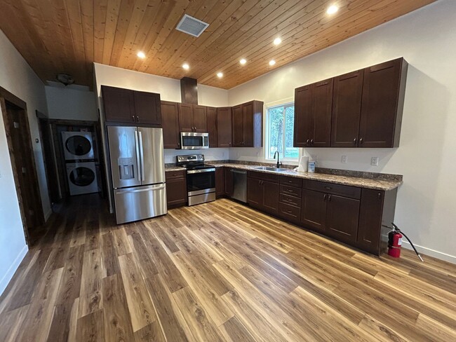 Foto del edificio - New home with a country feel- vaulted ceil...
