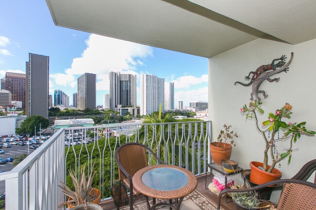 Building Photo - 1511 Nuuanu Ave