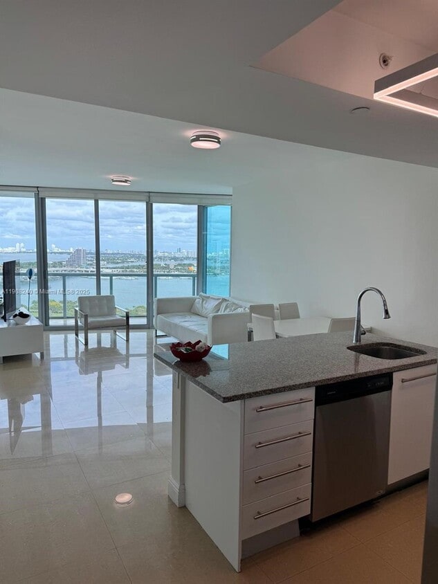 Primary Photo - 888 Biscayne Blvd