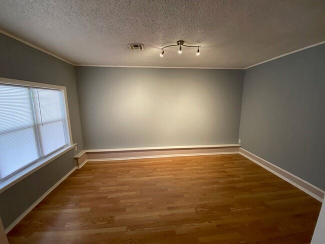 Building Photo - Brookside Charm!!