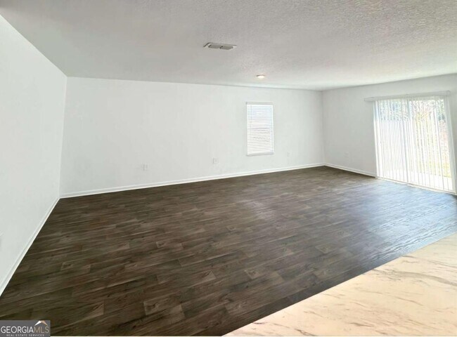 Foto del edificio - 101 Landing Blvd