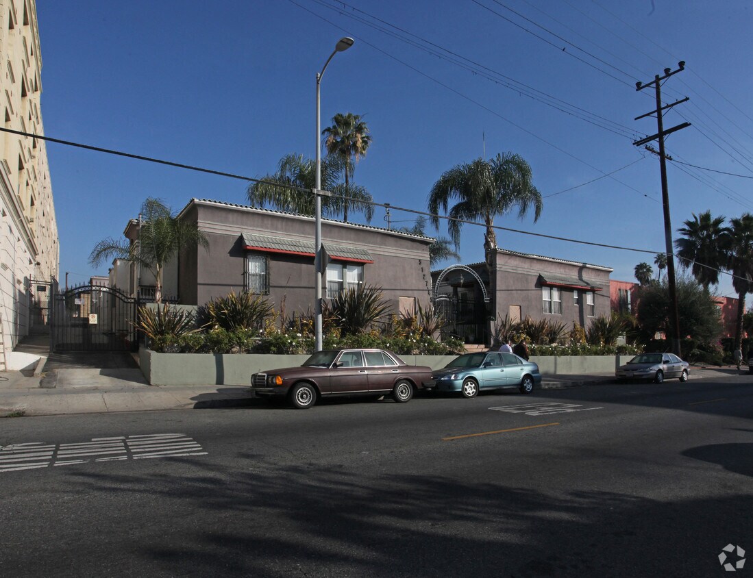 Primary Photo - 5127-5145 Fountain Ave