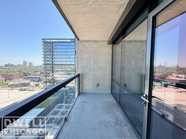 Building Photo - 860 W Blackhawk St