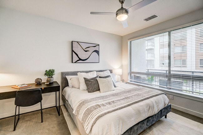 Building Photo - Vue West