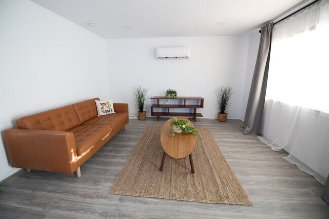 Sala de estar - 5459 Daisy Ave