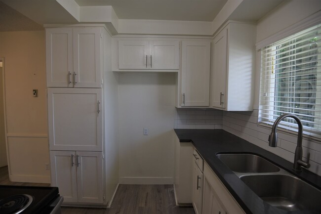 Foto del edificio - 6464 Woodman Ave
