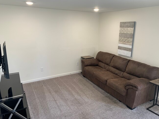 Laurel Lane - Laurel Lane Apartment