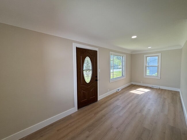 Building Photo - Charming 3-Bedroom Haven in Burton: Pet-Friendly Bliss with Modern Amenities!