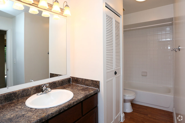 2BR, 1BA - 984SF - Bathroom - Emerald Pointe Apartments