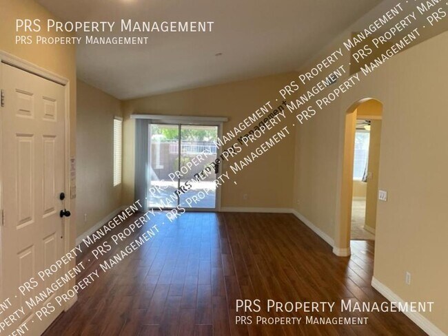 Building Photo - Just listed