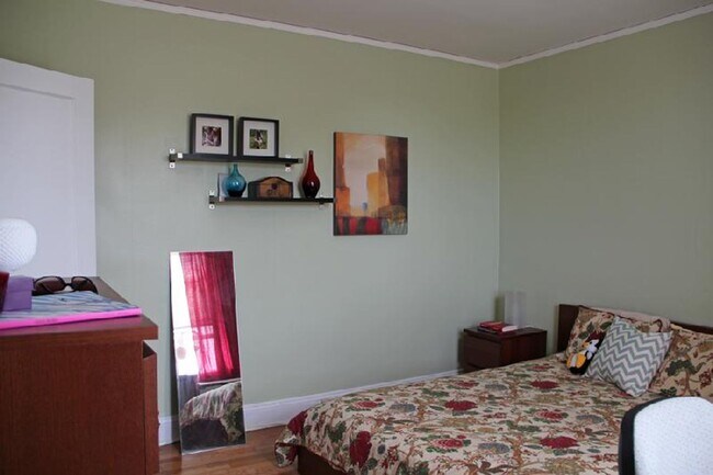 Building Photo - 1 Bedroom Apt - Brighton - NO BROKER FEE