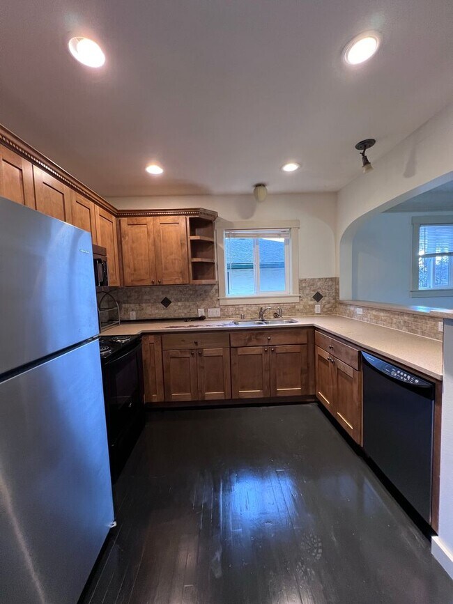 Building Photo - Large Single Family Home With Shared Yard