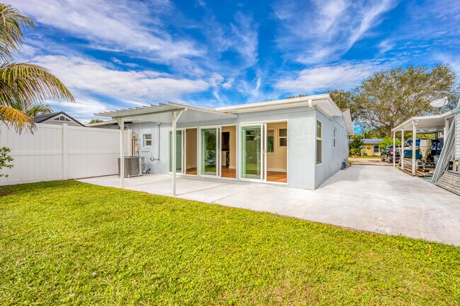 Building Photo - 100 SW Hideaway Pl