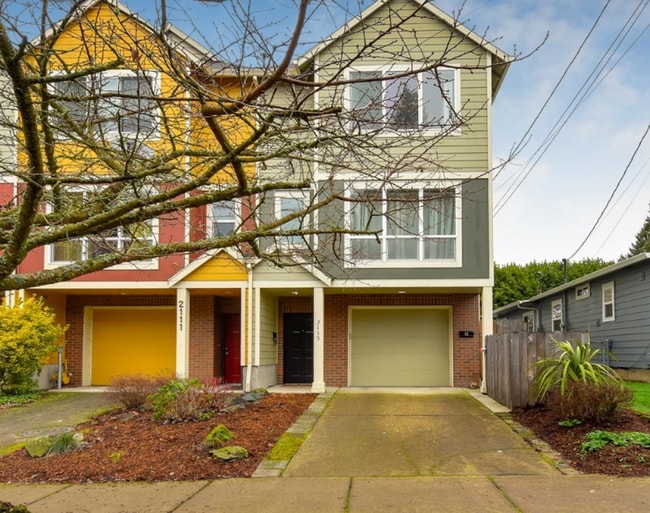 Beautiful Sellwood Home with 2 Primary En... Townhome Rentals in