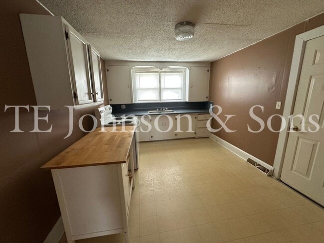 Building Photo - Charming 3BR Home with Basement, Large Backyard & Hardwood Floors in Kernersville